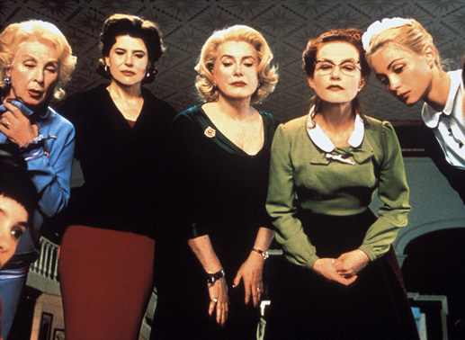 8 Frauen unter Verdacht (von links): Suzon (Virginie Ledoyen), Mamy (Danielle Darrieux), Pierrette (Fanny Ardant), Gaby (Catherine Deneuve), Augustine (Isabelle Huppert), Louise (Emmanuelle Béart) und Catherine (Ludivine Sagnier). Bild: Sender