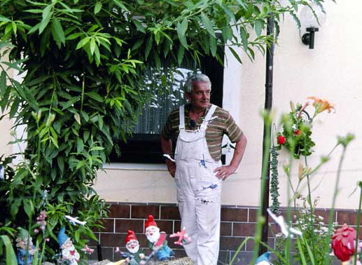 Walter Filcz mit seiner Gartenzwergsammlung. Bild: Sender