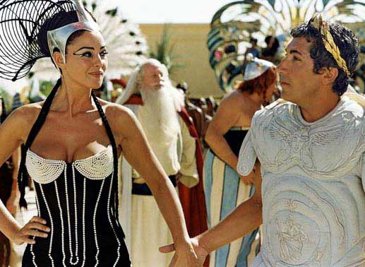 Siegessicher führt Cleopatra (Monica Bellucci) ihren Wettgegner Julius Cäsar (Alain Chabat) zur Baustelle. Bild: Sender