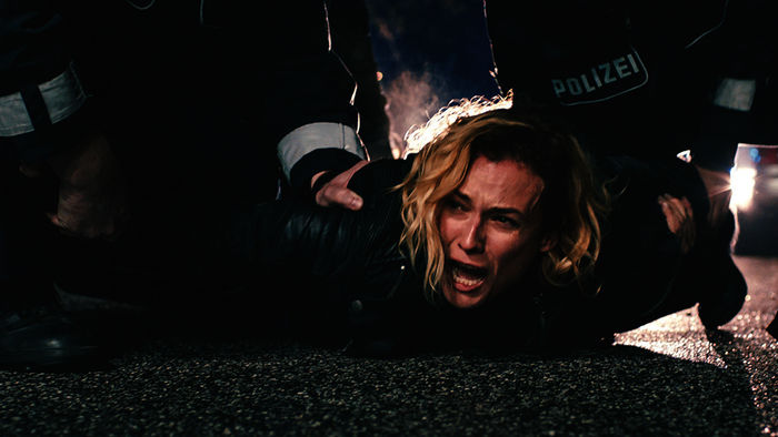 Als Katja (Diane Kruger) abends Mann und Sohn abholen will, erfährt sie, dass es einen Anschlag gab. Die Polizei versucht sie davon abzuhalten, den Tatort zu betreten .Bild: Sender / ZDF / Boris Laewen,