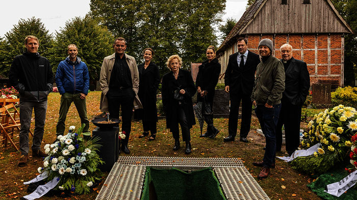 Sebastian Schultz (Produzent), Jan Georg Schütte (Regie), Devid Striesow, Claudia Michelsen, Christine Schorn, Anja Kling, Charly Hübner, Lars Jessen (Produzent) und Thomas Thieme. Bild: Sender / ARD Degeto / Gulliver Theis