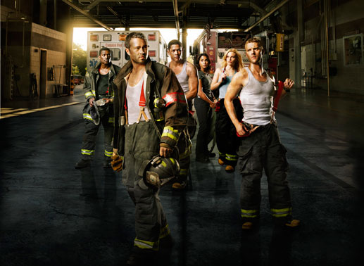 Christopher Herrmann (David Eigenberg), Peter Mills (Charlie Barnett), Kelly Severide (Taylor Kinney), Hallie Thomas (Teri Reeves), Chief Wallace Boden (Eamonn Walker), Leslie Shay (Lauren German), Matthew Casey (Jesse Spencer) und Gabriela Dawson (Monica Raymund). Bild: Sender