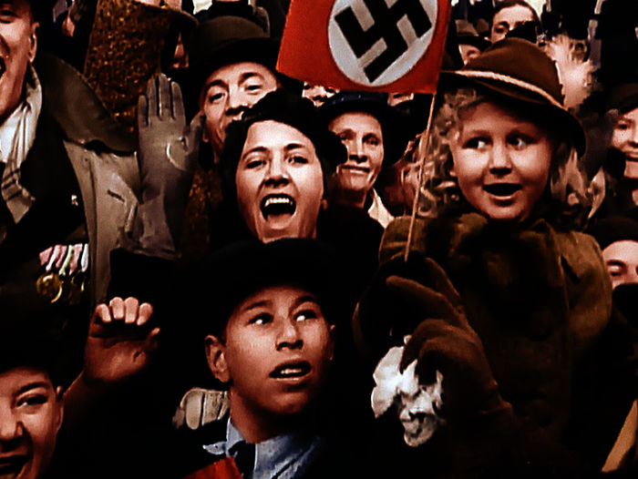 Jubelnde Zivilisten begrüßen deutsche Truppen in Österreich, 1938. Bild: Sender/ORF/ZDF