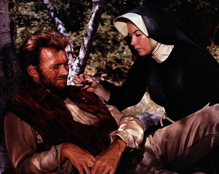 Nach einem Indianerangriff ist Hogan (Clint Eastwood) schwer verletzt. Sara (Shirley MacLane) versucht, den Pfeil zu entfernen.Bild: Sender / Gabriel Figueroa