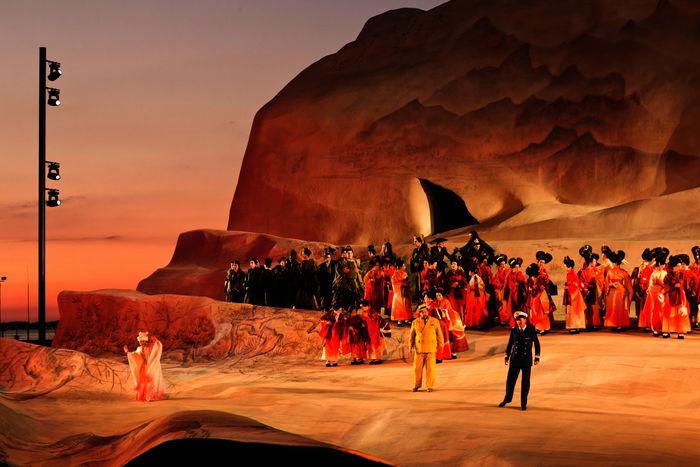 Bregenzer Festspielen 2022:Madame Butterfly. Barno Ismatullaeva (Cio-Cio-San (genannt Butterfly), Brian Mulligan (Sharpless), Edgaras Montvidas (B. F. Pinkerton). Bild: Sender / ORF / Dietmar Mathis