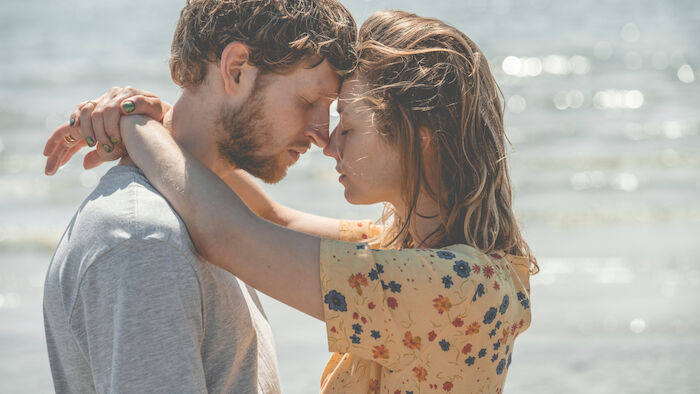 My different ways: Für einen kurzen Moment vergessen Emma (Kristine Kujath Thorp) und Vitus (Mads Reuther) ihre Sorgen und genießen die Zeit zusammen. Bild: Sender / ZDF / Camilla Winther.