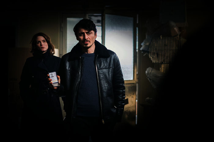 Fredrika (Liv Mjönes) und ihr Kollege Peder Rydh (Alexej Manvelov) ermitteln in einem Doppelmord. Bild: Sender / ZDF und Fredrik Hjerling.