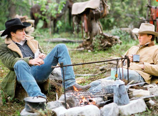 Die beiden jungen Cowboys Ennis Del Mar (Heath Ledger) und Jack Twist (Jake Gyllenhaal) arbeiten zusammen auf dem Brokeback Mountain, um w&auml;hrend des Sommers Geld zu verdienen. Bild: Sender