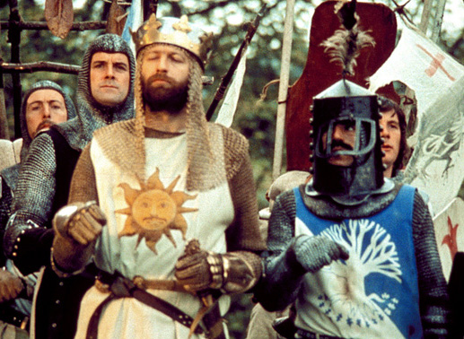 König Arthur (Graham Chapman, Mi.) und seine Ritter. Bild: Sender