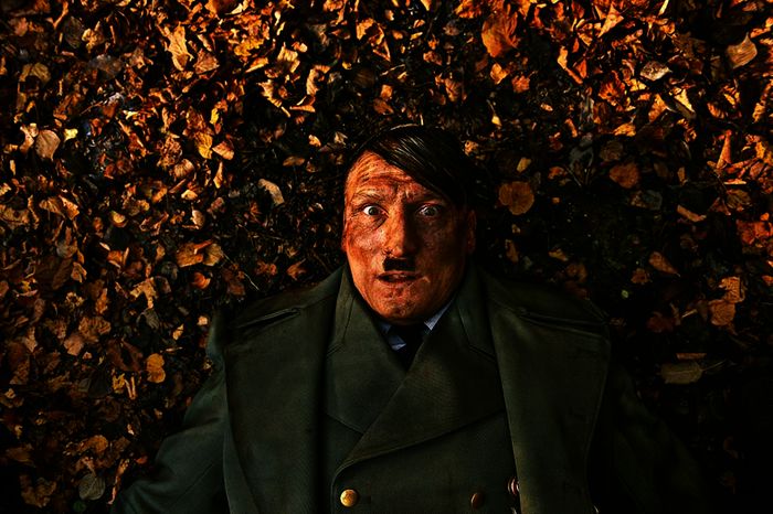 Wir schreiben das Jahr 2014, als Adolf Hitler (Oliver Masucci) 69 Jahre nach dem Ende des Zweiten Weltkrieges bei bester Gesundheit mitten in Berlin aufwacht. Was wird er mit seiner zweiten Chance anstellen? Bild: Sender / ORF / Sevenone / © 2015 Constantin Film