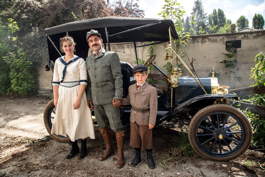 Ferdinand Porsche (Andreas Stadler) eingerahmt von seiner Tochter Louise (Lea Glashauser) und seinem Sohn Ferry Porsche (Jannis Bachmann) vor seinem Automobil. Bild: Sender / Oliver Halmburger 