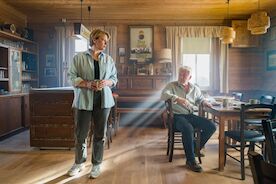 Neues Land: Nach einem Streit entschuldigt sich Walter Sedlitz (J&ouml;rg Sch&uuml;ttauf) bei seiner Tochter Ina Sedlitz (J&ouml;rdis Triebel). Bild: Sender / ZDF / Steffen Junghans. 