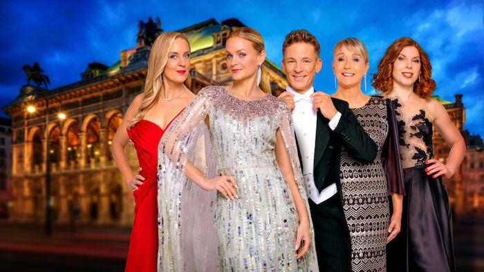 Opernball 2024 mit Lilian Klebow, Mirjam Weichselbraun, Andi Knoll, Marion Benda, Teresa Vogl. Bild: Sender / ORF / Wiener Staatsoper / Michael Pöhn / Roman Zach-Kiesling