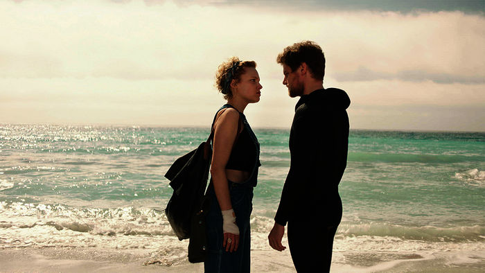 Der Taucher: Julia Franz Richter (Lena), Dominik Singer (Robert). Bild: Sender / ORF / Günter Schwaiger Film Produktion / Extrafilm / Robert Staudinger