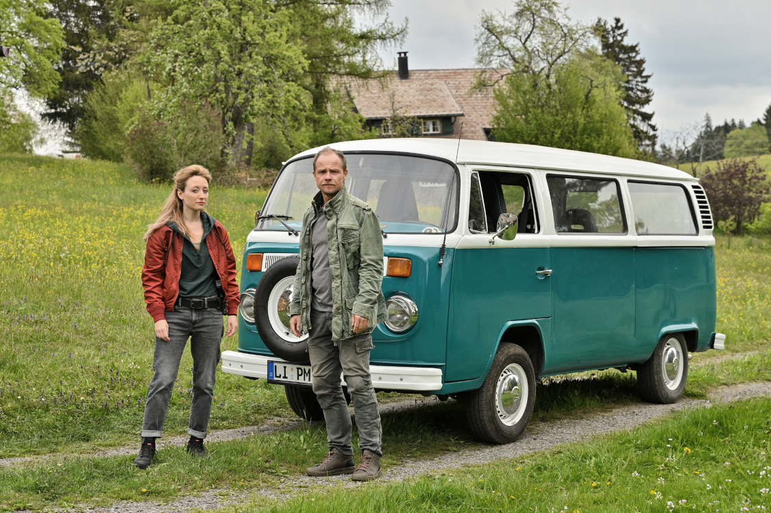 Die Toten vom Bodensee: Micha Oberl&auml;nder (Matthias Koeberlin) unterh&auml;lt sich mit Luisa Hoffmann (Alina Fritsch). Bild: Sender /  ZDF / Patrick Pfeiffer 
