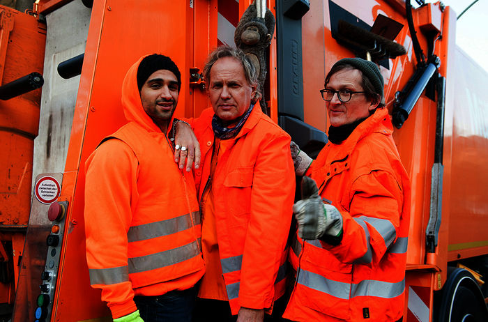 Die Drei von der Müllabfuhr: „Käpt’n“ Werner (Uwe Ochsenknecht), Tarik (Daniel Rodic) und Ralle (Jörn Hentschel). Bild: Sender / ARD Degeto / Britta Krehl