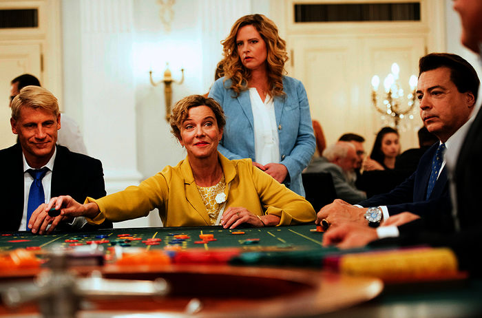 Heidi (Margarita Broich) am Spieltisch: Toni (Diana Amft) weiß nicht, wie sie ihre Mutter stoppen kann. Bild: Sender /  ARD Degeto / Martin Rottenkolber