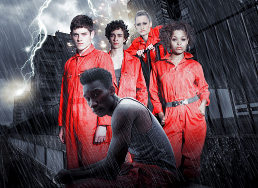 Simon Bellamy (Iwan Rheon, l.), Curtis Donovan (Nathan Stewart-Jarrett, m.l.), Nathan Young (Robert Sheehan, m.), Kelly Bailey (Lauren Socha, m.r.) und Alisha Daniels (Antonia Thomas, r.). Bild: Sender / Mark Johnson