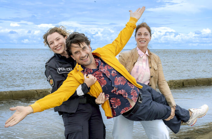 Mord oder Watt: Antonia Bill (Rolle Wiebke Tönnessen), Oliver Mommsen (Rolle Tim Seebach), Ulrike C. Tscharre (Rolle Hannah Lübker). Bild: Sender / ARD Degeto / Boris Laewen