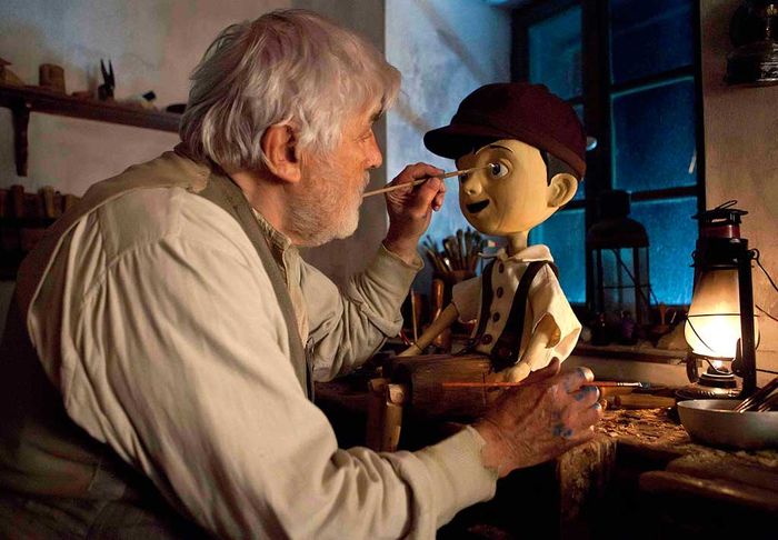 Spielzeugmacher Geppetto (Mario Adorf) schnitzt eine kleine Holzpuppe – und tauft sie Pinocchio.Bild: Sender / Gökce Pehlivanoglu