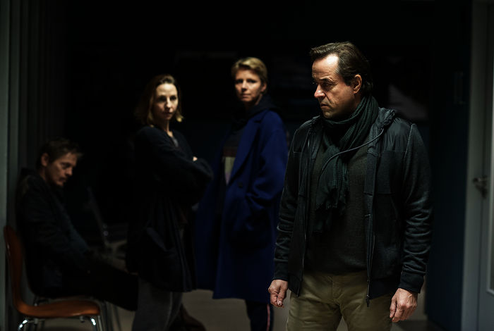 Jakob Jensen (Thure Lindhardt), Sabine Küster (Katharina Schüttler), Charlie Jensen (Lene Maria Christensen), Bernd Küster (Jan Josef Liefers) warten im Wartebereich des Krankenhauses nachdem Emile und Cecile nach einer Überdosis eingeliefert wurden. Bild: Sender / ZDF / Letterbox / Thorsten Jander