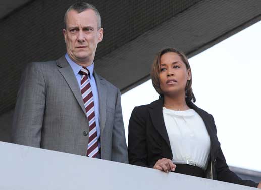 Den Tätern auf der Spur: Inspector Banks (Stephen Tompkinson) und DS Winsome Jackman (Lorraine Burroughs). Bild: Sender / Left Bank Pictures Ltd / ITV Network Limited