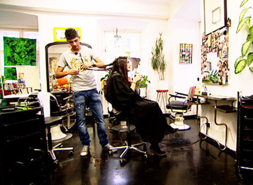 Sie vereinbart ein Date mit dem Auserwählten. Vorher darf der Besuch beim Friseur nicht fehlen. 