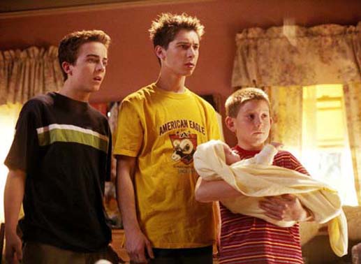 Malcolm (Frankie Muniz, l.), Reese (Justin Berfield, m.) und Dewey (Erik Per Sullivan, r.) kümmern sich liebevoll um das neue Baby. Bild: Sender