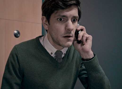 An der Autounfallstelle findet Sam (Mathew Baynton) ein herrenloses Handy und nimmt anschlieﬂend einen Drohanruf entgegen. Bild: Sender/BBC