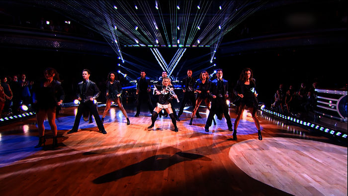 Beim amerikanischen Let’s Dance "Strictly come dancing" legte Musikerin Lindsey Stirling mit ihrer Geige einen Tanz aufs Parkett, den es so weltweit noch nie gegeben hatte. Bild: Sender / TVNOW