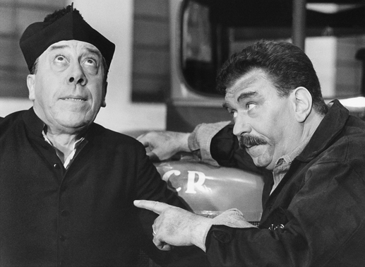 So sehr Don Camillo (Fernandel, li.) an das Gute im Menschen glaubt: Bei den Ansichten des Genossen Peppone (Gino Cervi) könnte er zum Himmel schreien ... Bild: Sender