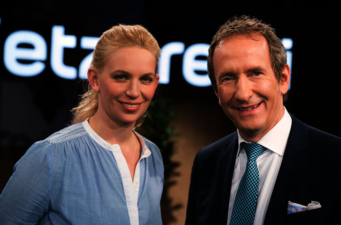 Die Moderatoren Franziska Eder (ehemals Storz) und Tilmann Schöberl. Bild: Sender / BR / Ralf Wilschewski,