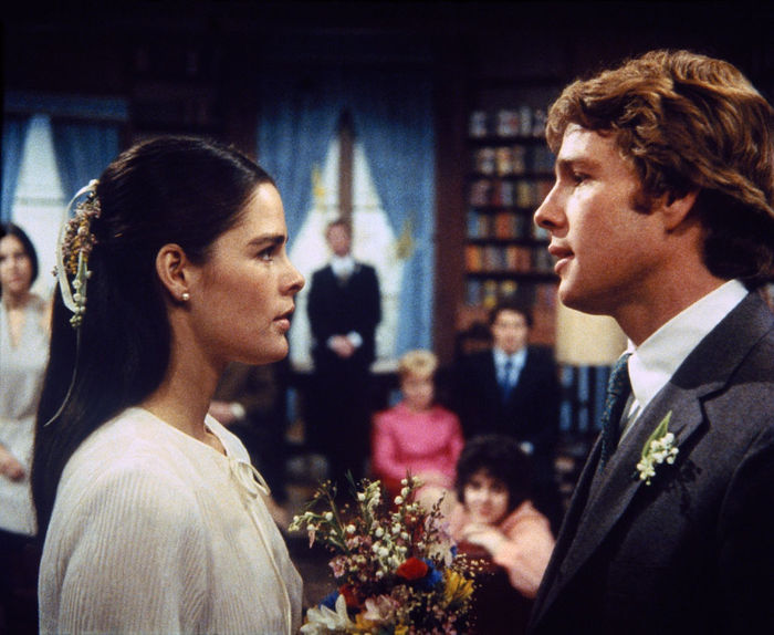 Jenny (Ali MacGraw) und Oliver (Ryan O’Neil) geben einander das Ja-Wort. Bild: Sender / Richard C. Kratina