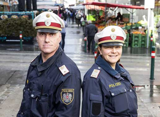 Kontrollinspektor Karin und Abteilungsinspektor Christian im Einsatz im Wiener Bezirk Ottakring. Bild: Sender