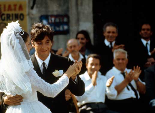 Auf Sizilien lernt Michael (Al Pacino) Apollonia (Simonetta Stefanelli) kennen und heiratet sie, obwohl er zu Hause in New York eine Freundin hat. Bild: Sender/Paramount