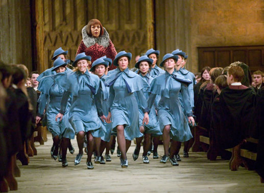 Der Feuerkelch bringt auch Showeinlagen und lässt die Zauberschule swingen.  Bild: Sender / © Warner Bros. Ent. Harry Potter Publishing Rights © J.K.R.