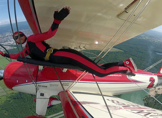 Als Frau in der Männerdomäne Fliegerei behauptet sich Peggy Krainz seit vielen Jahren erfolgreich. Sie ist Deutschlands einzige Wingwalkerin. Bild: Sender