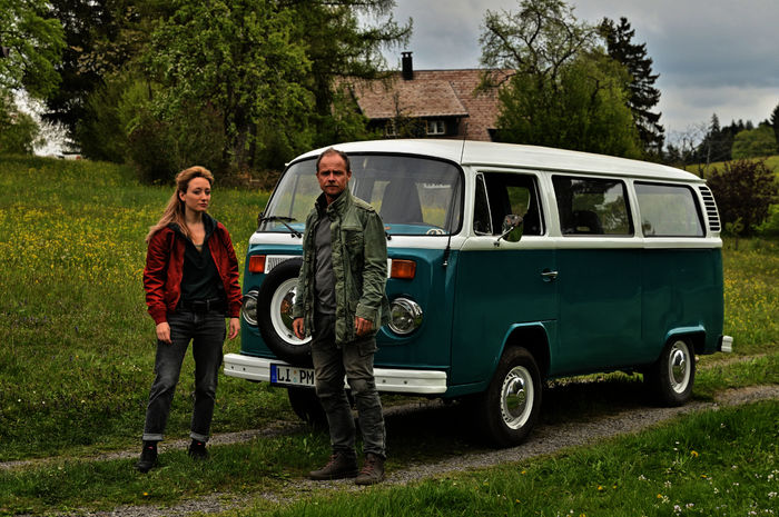 Die Toten vom Bodensee: Micha Oberländer (Matthias Koeberlin) unterhält sich mit Luisa Hoffmann (Alina Fritsch). Bild: Sender /  ZDF / Patrick Pfeiffer 