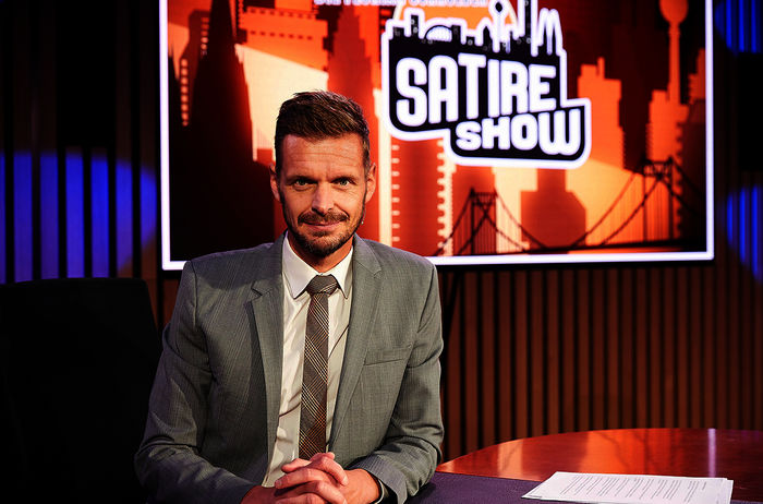 Die Florian Schroeder Satireshow: Gastgeber Florian Schroeder. Bild: Sender / rbb / ARD / Frank Eidel