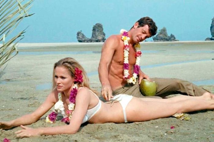 Die Stripperin Alexandrine (Ursula Andress) sorgt dafür, dass der lebensmüde Millionär Arthur (Jean-Paul Belmondo) wieder Lebenslust fühlt. Bild: Sender/TeamOne