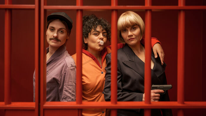 Gar kein Geld macht auch nicht gl&uuml;cklich: So cool, wie Lesley (Julia Becker), Olivia (Sara Fazilat) und Kim Hansen (Katharina Wackernagel) sich den Einbruch in den Tresorraum einer Bank vorgestellt haben, lief es leider nicht. Sie wurden erwischt. Bild: Sender / ZDF / Gordon Timpen.
