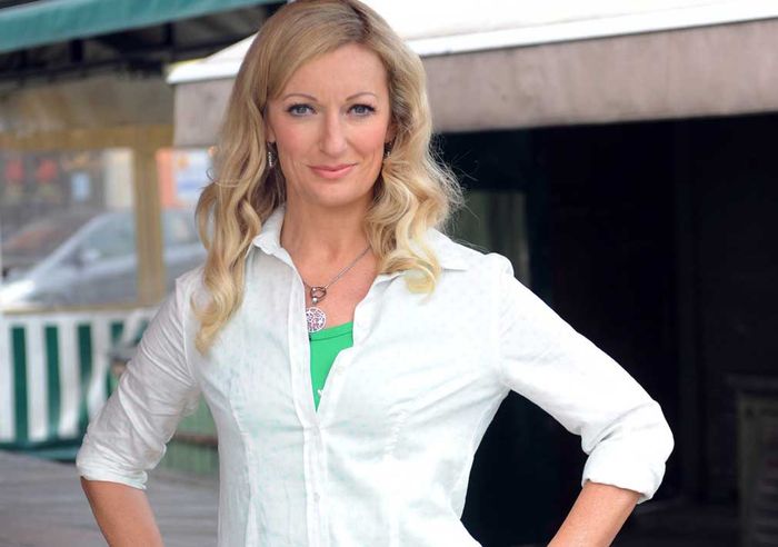 Die quirlige Moni Riemerschmidt (Monika Gruber) ist in der Serie „München 7“ vom Viktualienmarkt nicht mehr wegzudenken. Sie wurde sogar zur Sprecherin der Marktfrauen gewählt. Bild: Sender / Barbara Bauriedl