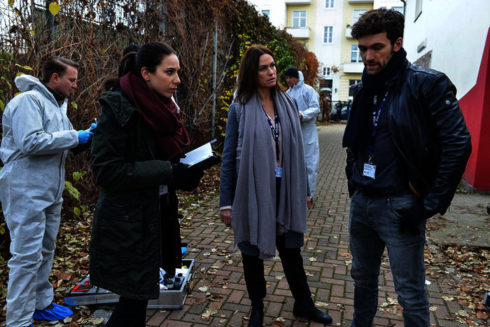 Sonja (Natalja Joselewitsch), Elke (Nina Kronjäger) und Alexander Mirkovi (Aleksandar Radenkovi) verschaffen sich über den Tatort einen Überblick. Bild: Sender/RTL