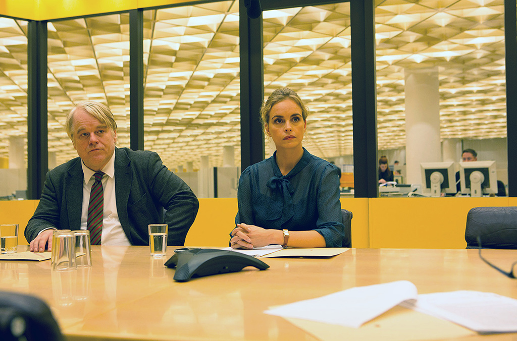 Die Agenten Irna Frey (Nina Hoss) und Günther Bachmann (Philip Seymour Hoffman) müssen ihre Vorgehensweise verteidigen. Bild: Sender / ZDF / Kerry Brown
