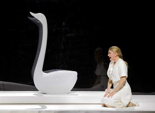 Annette Dasch als Elsa in der Bayreuther "Lohengrin"-Inszenierung von Hans Neuenfels. Bild: Sender