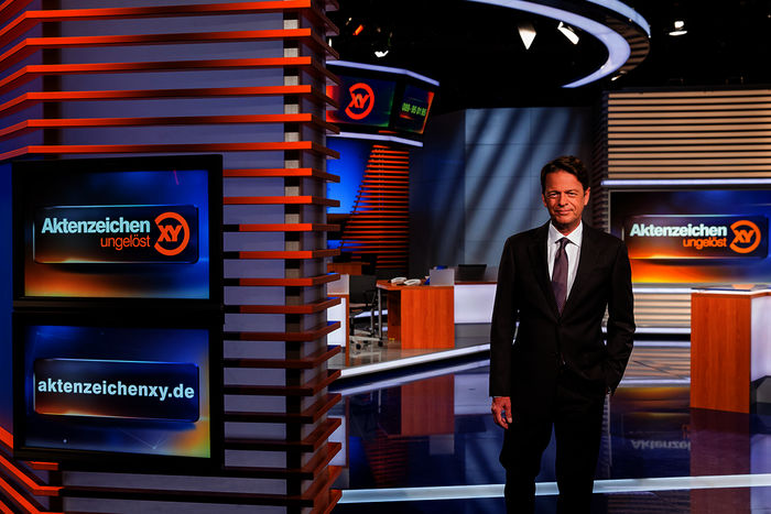 Moderator Rudi Cerne im Studio. Bild: Sender /  ZDF / Nadine Rupp. 