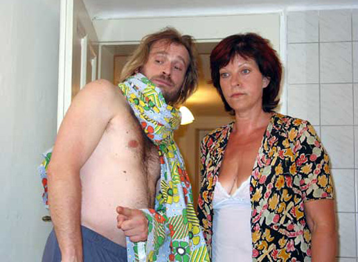 Johannes Krisch (René Sandler) hilft Elfi Eschke (Conny Herzog) bei der Vatersuche.  Bild: Sender