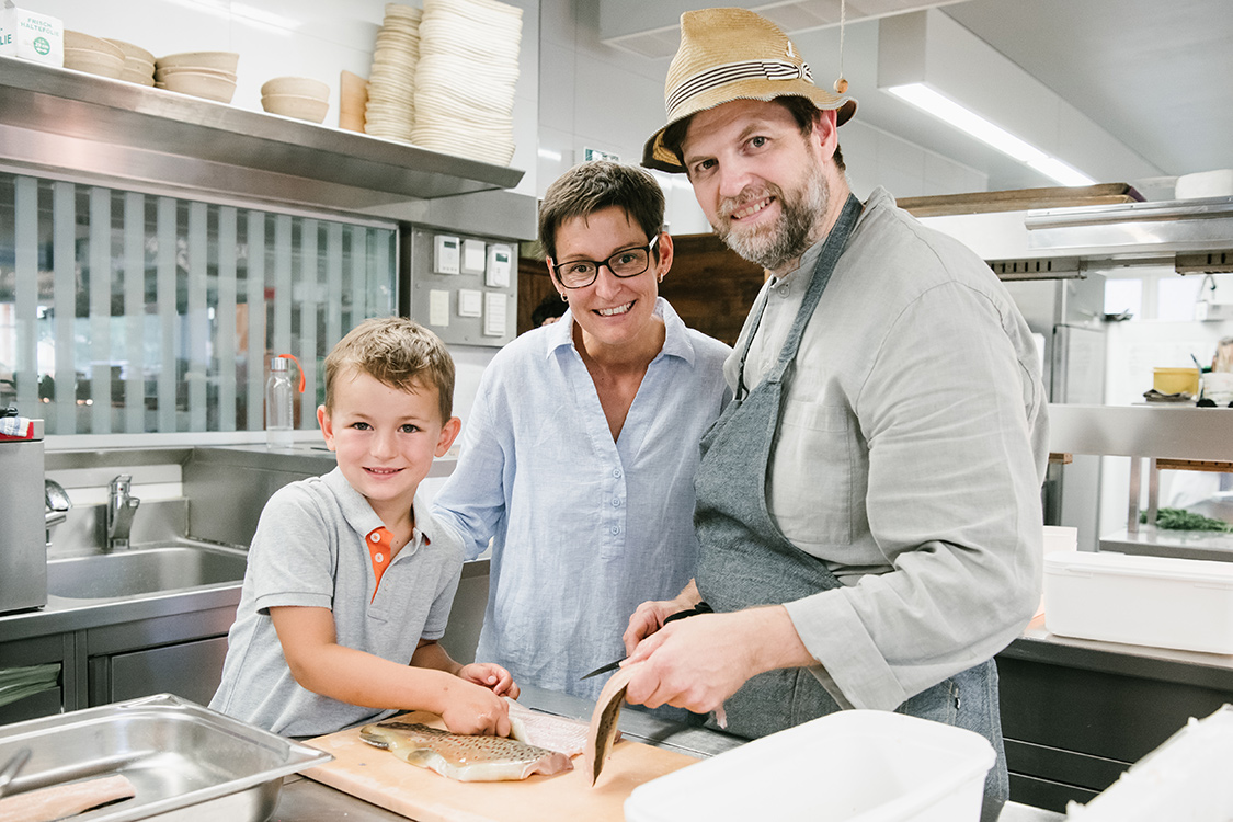 Josef Floh mit seiner Familie. Bild: Sender / ServusTV / Martin Hörmandinger