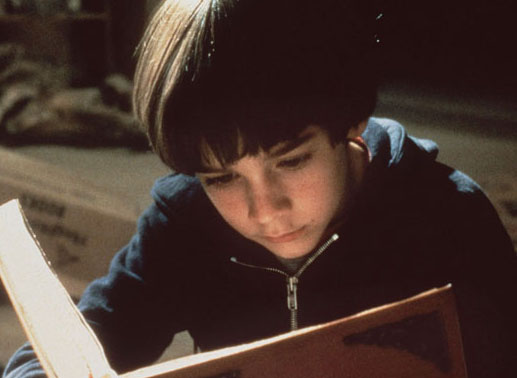 Der kleine Halbwaise Bastian (Barret Oliver), eine passionierte Leseratte, ist in die fesselnde Lektüre eines magischen Buchs vertieft. Bild: Sender
