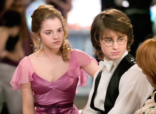 Emma Watson als Hermine und Daniel Radcliffe als Harry Potter. Bild: Sender / © Warner Bros. Ent. 
Harry Potter Publishing Rights © J.K.R.